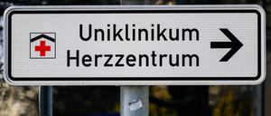 Ein Schild mit Richtungspfeil zum Uniklinikum Herzzentrum steht an einer Straße.