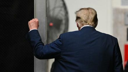 Schon in Siegerpose? Donald Trump verlässt den Gerichtssaal in New York.