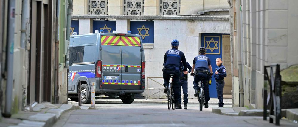 Polizisten patrouillieren vor dem Eingang einer Synagoge in der normannischen Stadt Rouen, wo die französische Polizei am 17. Mai 2024 einen bewaffneten Mann getötet hat, der versucht hatte, das Gebäude in Brand zu setzen.