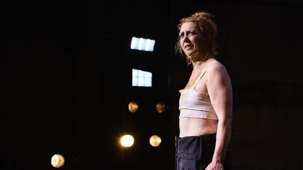 Ein Triumph. Lina Beckmann in „Laios“ vom Deutschen Schauspielhaus Hamburg.