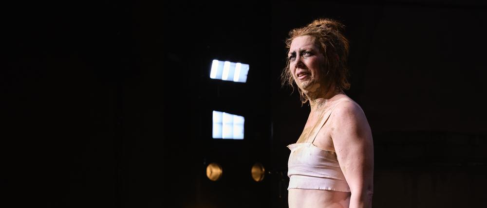 Ein Triumph. Lina Beckmann in „Laios“ vom Deutschen Schauspielhaus Hamburg.