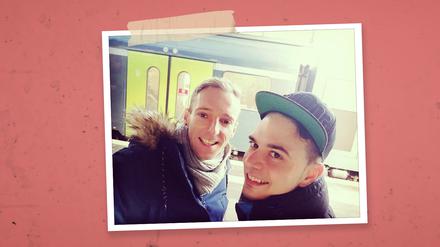 Marius und Daniel, gemeinsam am Bahnsteig stehend. 