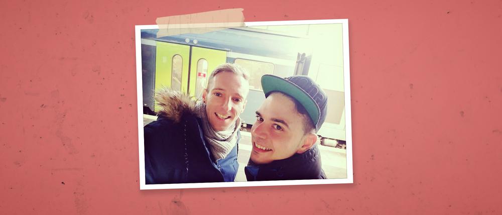 Marius und Daniel, gemeinsam am Bahnsteig stehend. 