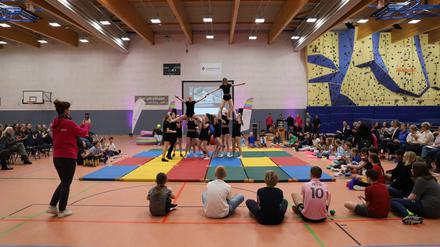 Feierlichkeiten in der inklusiven Sporthalle „Barakiel Halle“ in Hamburg.