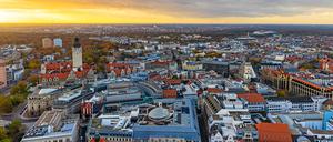 Blick über die Stadt zum Sonnenuntergang.