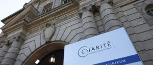 Ein Eingang des Charité-Klinikums. (Archivbild)