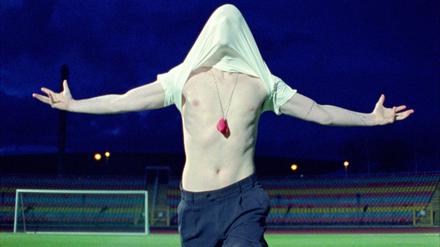 Trikot überm Kopf. So feiern sich Fußballer selbst, wenn sie einen Treffer gelandet haben. Film still aus Marianna Simnetts Ausstellung „Winner“. 
