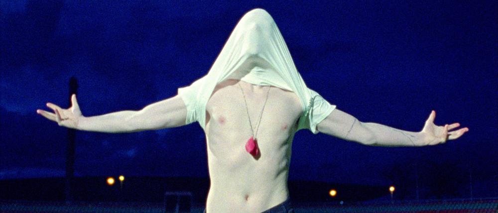 Trikot überm Kopf. So feiern sich Fußballer selbst, wenn sie einen Treffer gelandet haben. Film still aus Marianna Simnetts Ausstellung „Winner“.