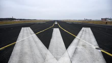 Markierungen sind auf der Start- und Landebahn vom ehemaligen Flughafen Tegel zu sehen.  Der japanische Technologiekonzern Mitsubishi Electric beteiligt sich an dem Berliner Stadtentwicklungsprojekt Tegel.