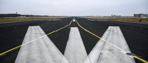 Markierungen sind auf der Start- und Landebahn vom ehemaligen Flughafen Tegel zu sehen.  Der japanische Technologiekonzern Mitsubishi Electric beteiligt sich an dem Berliner Stadtentwicklungsprojekt Tegel.