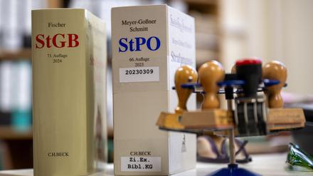 Ein Stempelträger mit diversen Stempeln steht neben Gesetzbüchern in einem Richterbüro im Kriminalgericht Moabit.