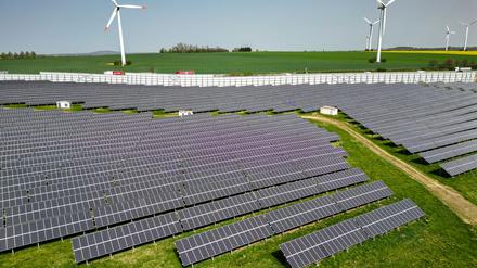 Solaranlagen und Windräder.