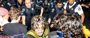 Demonstranten der Columbia University bei einer Auseinandersetzung mit Polizisten.