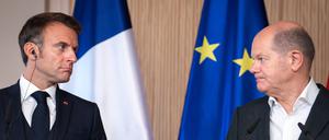 Kritische Blicke auf einer Pressekonferenz: Macron (li) und Scholz 