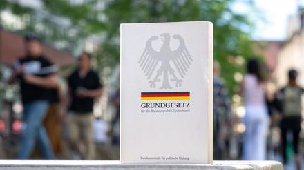Das Grundgesetz steht in einer Fußgängerzone in Leipzig. 