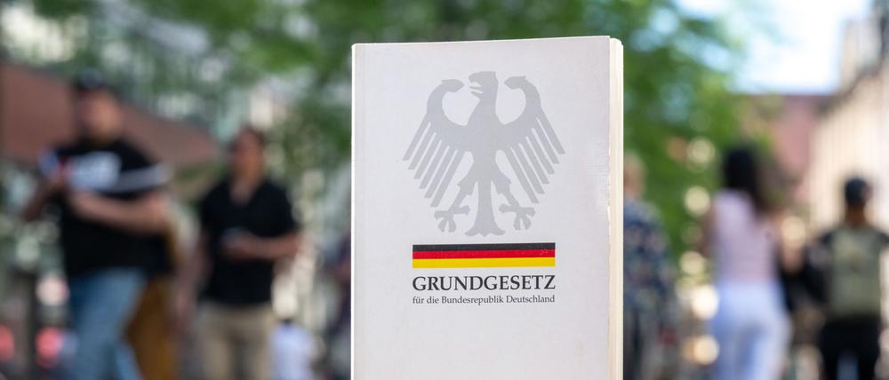 Das Grundgesetz steht in einer Fußgängerzone in Leipzig.