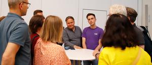 Vor allem Benjamin Körner (im Volt-T-Shirt)  und seine Partei fanden großes Interesse bei den Bürgertisch-Runden.