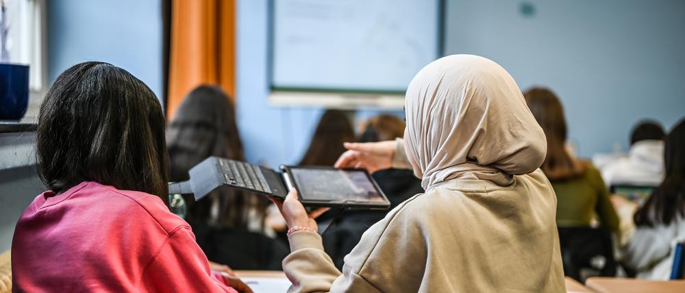 Kein Hindernisgrund: Das Bundesarbeitsgericht sieht im Kopftuch keine substanzielle Beeinträchtigung des Schullebens.
