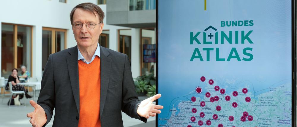 Karl Lauterbach (SPD), Bundesminister für Gesundheit, stellt vor Beginn einer Pressekonferenz den Bundes-Klinik-Atlas vor.  