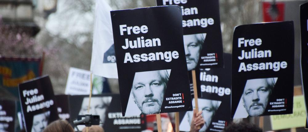 Unterstützer von Julian Assange demonstrieren in London für seine Freilassung. 