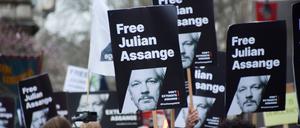 Unterstützer von Julian Assange demonstrieren in London für seine Freilassung. 
