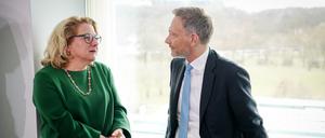 Svenja Schulze (links), Bundesministerin für wirtschaftliche Zusammenarbeit, und Finanzminister Christian Lindner.