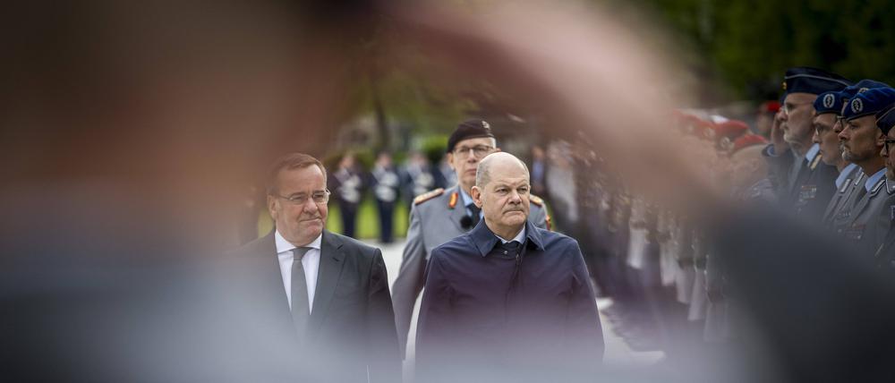 Bundeskanzler Olaf Scholz (rechts) und Bundesverteidigungsminister Boris Pistorius.