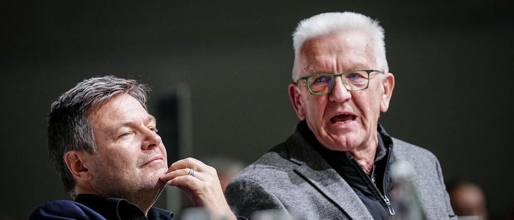 Robert Habeck (l, Bündnis 90/Die Grünen), Bundesminister für Wirtschaft und Klimaschutz, und Winfried Kretschmann (Bündnis90/Die Grünen), Ministerpräsident von Baden-Württemberg.