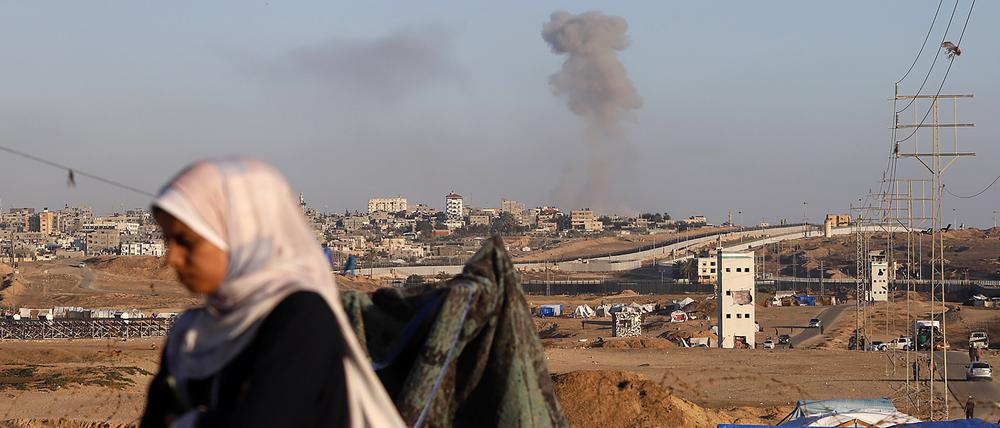 Nach einem israelischen Luftangriff auf Gebäude in der Nähe der Trennmauer zwischen Ägypten und Rafah im südlichen Gazastreifen steigt Rauch auf.
