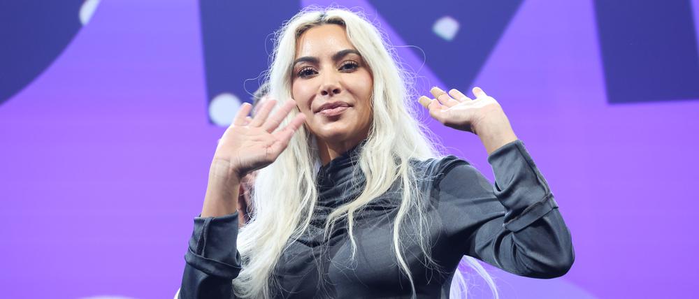 dpatopbilder - 07.05.2024, Hamburg: US-Superstar Kim Kardashian winkt auf der Bühne auf der Digital- und Marketingmesse OMR. Foto: Christian Charisius/dpa +++ dpa-Bildfunk +++