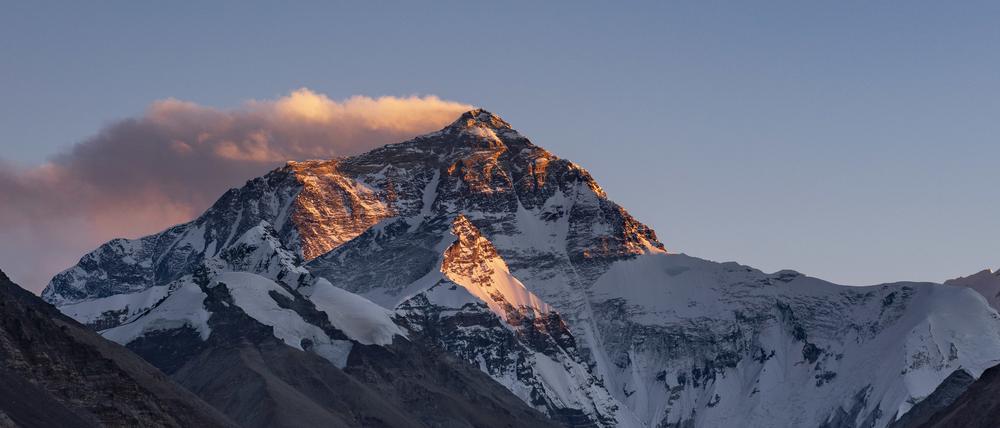 Der höchste Berg der Welt, der Mount Everest. 