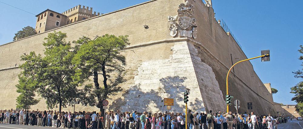 Die übliche lange Warteschlange an der Vatikanmauer. Tausende wollen täglich die Vatikanischen Museen sehen.
