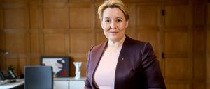 Franziska Giffey (SPD), Berliner Senatorin für Wirtschaft, Energie und Betriebe, steht am Rande eines Interviews in ihrem Büro. Kurz nach einer Sondersitzung der Innenminister von Bund und Ländern wegen jüngster Angriffe auf Politiker und ehrenamtliche Wahlkämpfer ist eine weitere Attacke bekannt geworden. Dieses Mal traf es die Berliner Wirtschaftssenatorin Franziska Giffey. Die ehemalige Regierende Bürgermeisterin der Hauptstadt wurde am Dienstagnachmittag (07.05.2024) bei einem tätlichen Angriff im Berliner Stadtteil Rudow leicht verletzt, wie Polizei und Staatsanwaltschaft mitteilten. +++ dpa-Bildfunk +++