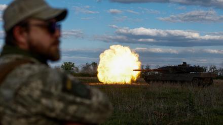 Ukrainische Soldaten bei einer Übung mit deutschen Leopard-Panzern.