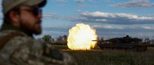 Ukrainische Soldaten bei einer Übung mit deutschen Leopard-Panzern.