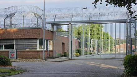 Ein Eingang zur JVA in Meppen. Ein verurteilter Sexualstraftäter ist aus der Sicherungsverwahrung im Strafvollzug Meppen geflohen.