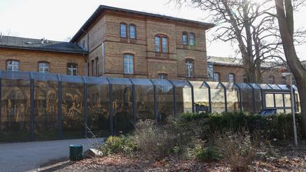 ARCHIV - 28.02.2023, Berlin: Blick auf eines der Gebäude vom Krankenhaus-Maßregelvollzug für als psychiatrisch auffällig oder suchtkrank eingestufte Straftäter auf dem Gelände der Karl-Bonhoeffer-Nervenklinik. (zu dpa: «Todesfall in Berliner Maßregelvollzug - Hintergründe unklar») Foto: Jörg Carstensen/dpa +++ dpa-Bildfunk +++