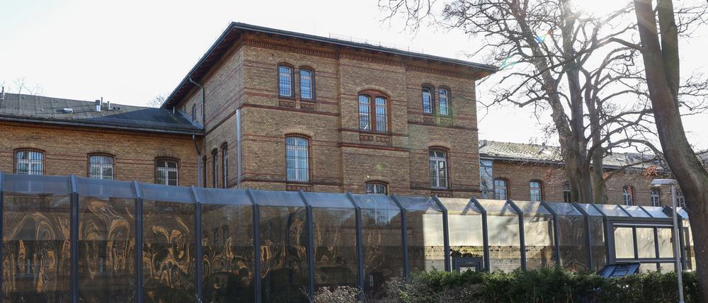 ARCHIV - 28.02.2023, Berlin: Blick auf eines der Gebäude vom Krankenhaus-Maßregelvollzug für als psychiatrisch auffällig oder suchtkrank eingestufte Straftäter auf dem Gelände der Karl-Bonhoeffer-Nervenklinik. (zu dpa: «Todesfall in Berliner Maßregelvollzug - Hintergründe unklar») Foto: Jörg Carstensen/dpa +++ dpa-Bildfunk +++