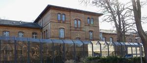 ARCHIV - 28.02.2023, Berlin: Blick auf eines der Gebäude vom Krankenhaus-Maßregelvollzug für als psychiatrisch auffällig oder suchtkrank eingestufte Straftäter auf dem Gelände der Karl-Bonhoeffer-Nervenklinik. (zu dpa: «Todesfall in Berliner Maßregelvollzug - Hintergründe unklar») Foto: Jörg Carstensen/dpa +++ dpa-Bildfunk +++