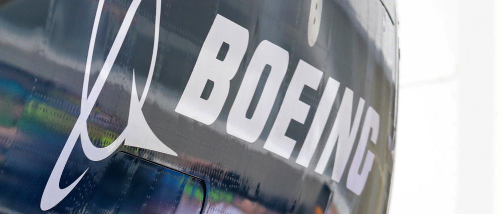 Das Boeing-Logo ist auf einem Flugzeug abgebildet.