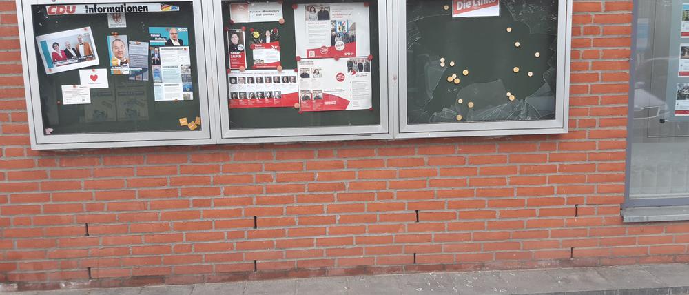 Der zerstörte Schaukasten der Linken