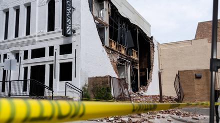 Ein Gebäude, das beim Sturm in Houston beschädigt wurde. 