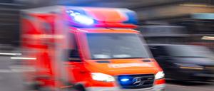 ARCHIV - 08.02.2024, Berlin: Ein Rettungswagen der Feuerwehr fährt mit Blaulicht zum Einsatz (Aufnahme mit Langzeitbelichtung). (zu dpa: «Kind von Lastwagen mitgeschleift») Foto: Monika Skolimowska/dpa +++ dpa-Bildfunk +++