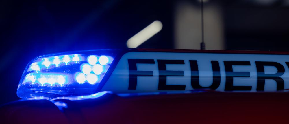 Ein Blaulicht leuchtet auf einem Feuerwehrwagen.