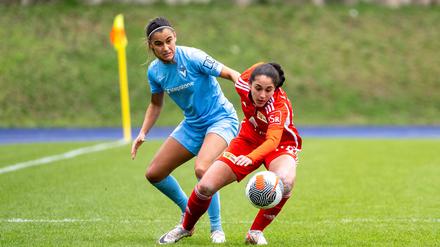 Dieses Duell könnte es am Sonntag wieder geben. Viktorias Flügelspielerin Aylin Yaren (li.) gegen Unions Außenverteidigerin Fatma Sakar.