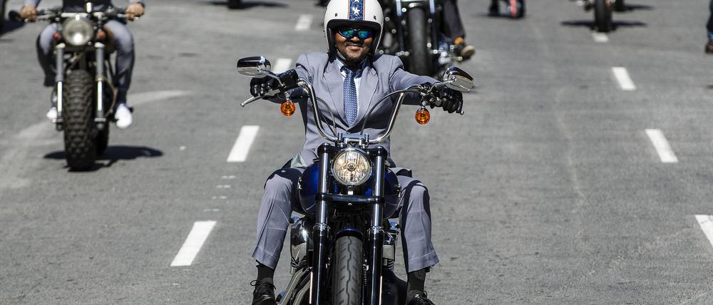 Im feinen Zwirn. Über 300 Menschen wollen am Sonntag am „Distinguished Gentleman’s Ride“ in Berlin teilnehmen.