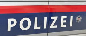 Der Schriftzug „Polizei“ auf einem österreichischen Polizeiauto. 
