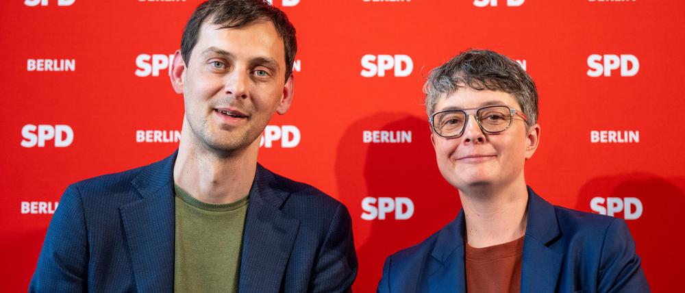 Martin Hikel und Nicola Böcker-Giannini, das neu gewählte Führungsduo der Berliner SPD, aufgenommen bei der Verkündung des Ergebnisses der Stichwahl zum SPD-Parteivorsitz im Kurt-Schuhmacher-Haus.