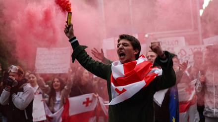 Georgische Studenten protestieren am 13. Mai 2024 in Tiflis gegen das umstrittene Gesetz über „ausländischen Einfluss“. 