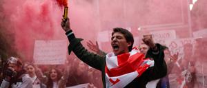 Georgische Studenten protestieren am 13. Mai 2024 in Tiflis gegen das umstrittene Gesetz über „ausländischen Einfluss“.